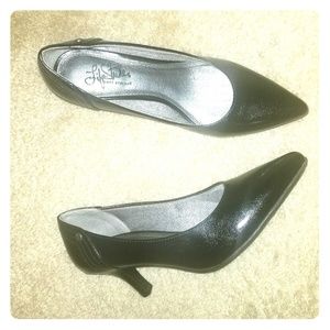 Black leather pump. Perfect for business